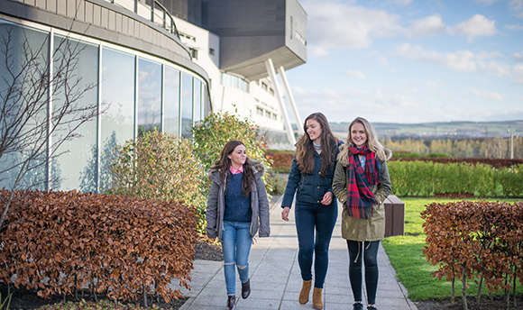 3 girls in winter jackets outside the 性用社 University Campus, Edinburgh