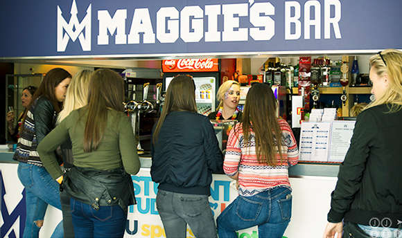 Students queuing up to order at Maggie's Bar, the 性用社 student union bar and cafe