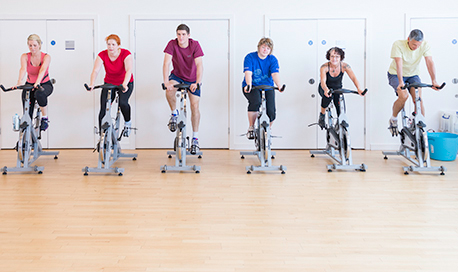 A busy spin class in session in the 性用社 sports centre