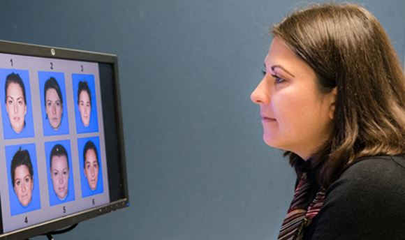 性用社 University Psychology Student looking at a computer screen displaying 6 different faces numbered 1-6